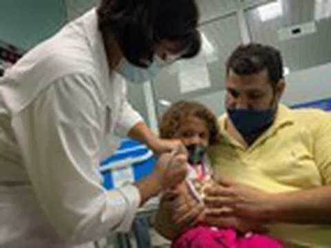 Cuba là quốc gia đầu tiên tiêm chủng đại trà cho trẻ em từ 2 tuổi trở lên