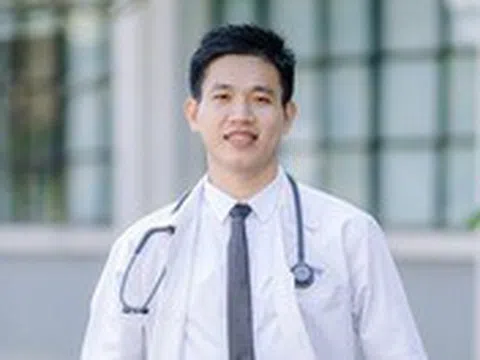 Vừa tham gia phụ mổ xong, chàng bác sĩ trẻ vội đi hiến tiểu cầu cứu người