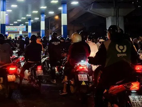"Nửa đêm, người dân ở Hà Nội vẫn xếp hàng dài chờ đổ xăng"