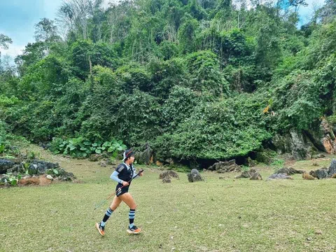 Chạy trên cỏ để tập thăng bằng cho trail