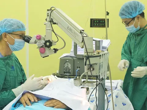 Nhiều người khó khăn thuộc diện chính sách tại TP.HCM được mổ mắt miễn phí