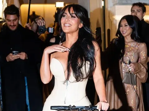 Bất chấp việc bị gãy chân, nữ người mẫu vẫn đi dự sự kiện