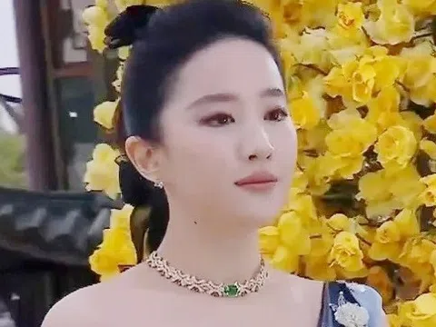 Lưu Diệc Phi gây chấn động tại sự kiện Tiểu Hồng Thư mới đây