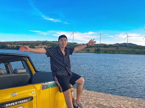 Đi du lịch Bàu Trắng cẩn thận bị lún cát khi lái ô tô