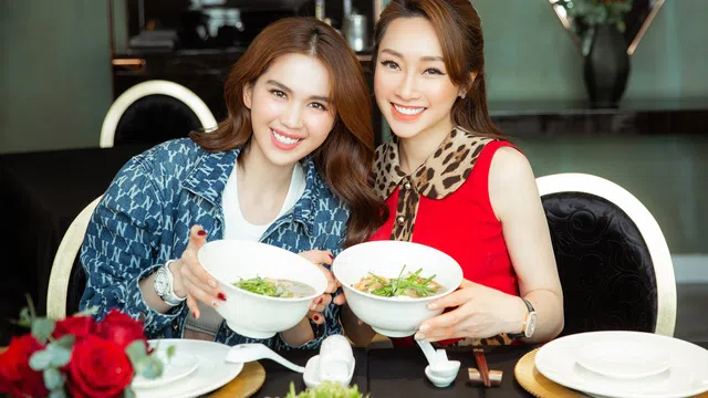 Bạn gái Chi Bảo nấu bún mắm đãi Ngọc Trinh trong VIP lounge trăm tỷ