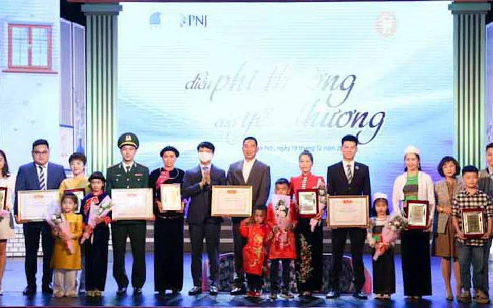 Vinh danh 20 gia đình trẻ Việt Nam tiêu biểu năm 2021