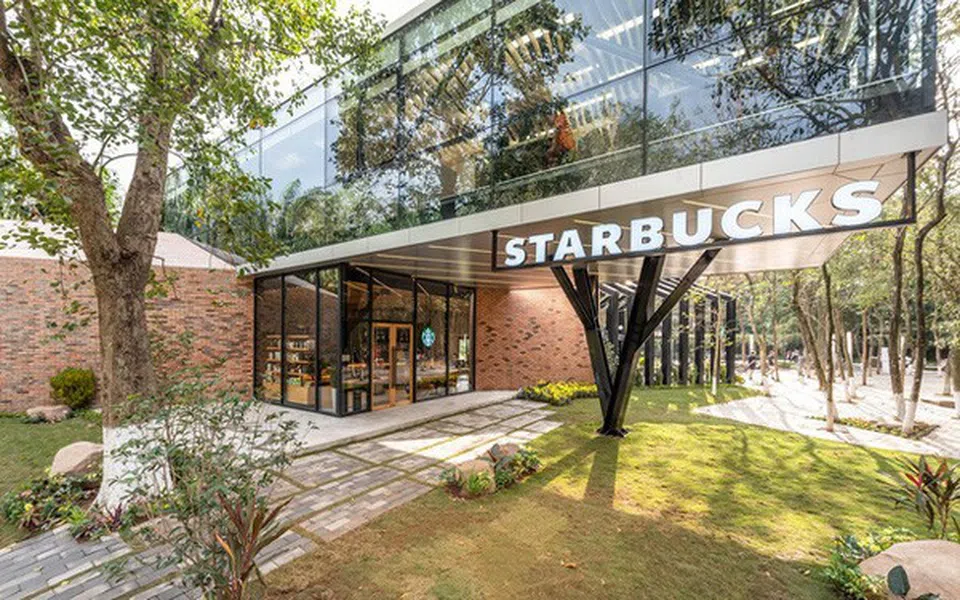 "Nhập vai khách hàng" sau lùm xùm Starbucks giữ nguyên VAT 10%, những brand - chuỗi cafe khác nói gì về việc giảm thuế xuống 8%?